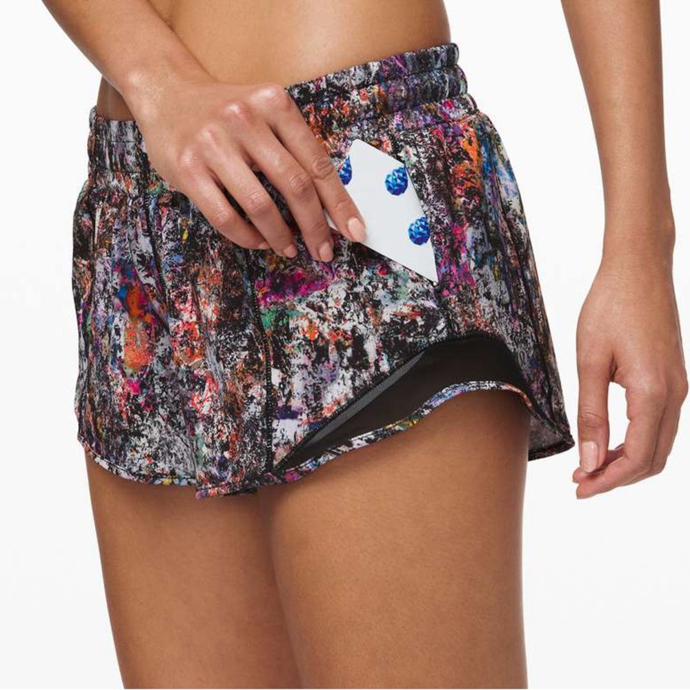 Lululemon Hotty Hot Short II *2.5" - Vitalize Multi / Black